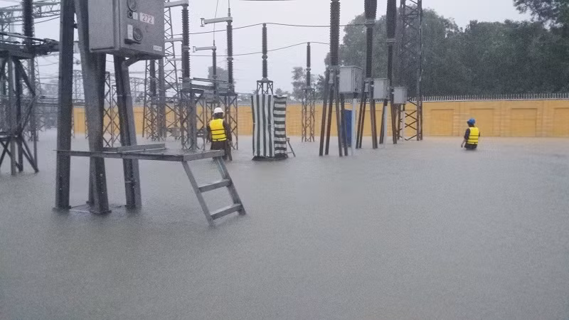 Công nhân đang khơi thông, tạo dòng thoát nước ra khỏi Trạm biến áp 220kV Huế.