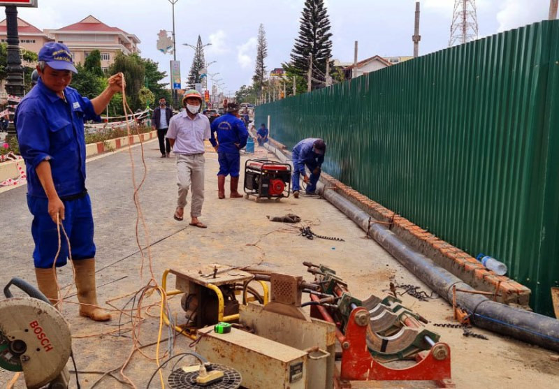 Lắp đặt ống nước tạm thời qua khu vực sạt lở phục vụ nước sinh hoạt cho người dân trong khu vực. Khẩn cấp gia cố khu vực sạt lở trên tuyến đường cửa ngõ vào Đà Lạt -0