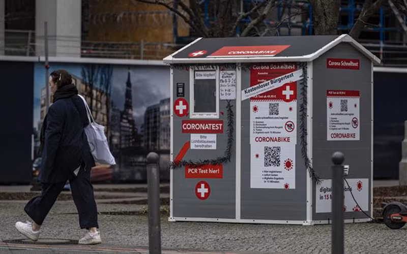 Một điểm xét nghiệm nhanh Covid-19 tại Berlin (Đức), ngày 21/2/2022. (Ảnh: AFP/TTXVN)