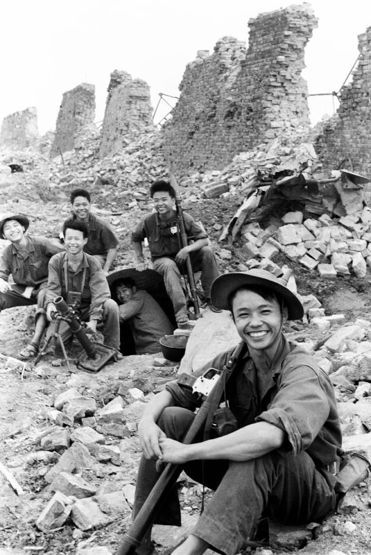 Nụ cười chiến thắng dưới chân Thành cổ Quảng Trị (chiến sĩ Lê Xuân Chinh, người có nhiều thành tích trong chiến đấu), ngày 15-8-1972. Đất thép Quảng Trị qua hồi ức phóng viên chiến trường (Bài 2) Đất thép Quảng Trị qua hồi ức phóng viên chiến trường Đất thép Quảng Trị qua hồi ức phóng viên chiến trường (bài cuối) -0