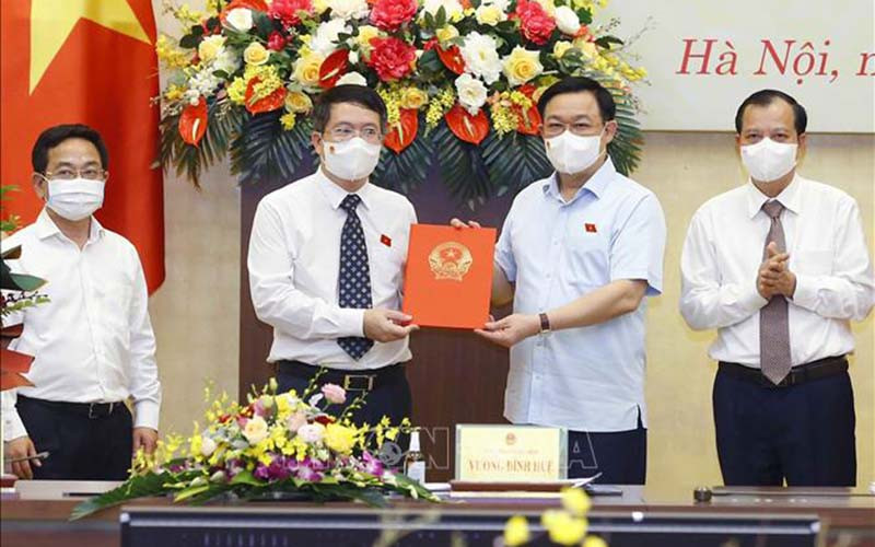 Chủ tịch Quốc hội Vương Đình Huệ trao Nghị quyết cho Viện trưởng Viện Nghiên cứu lập pháp Nguyễn Văn Hiển. (Ảnh: Doãn Tấn/TTXVN)
