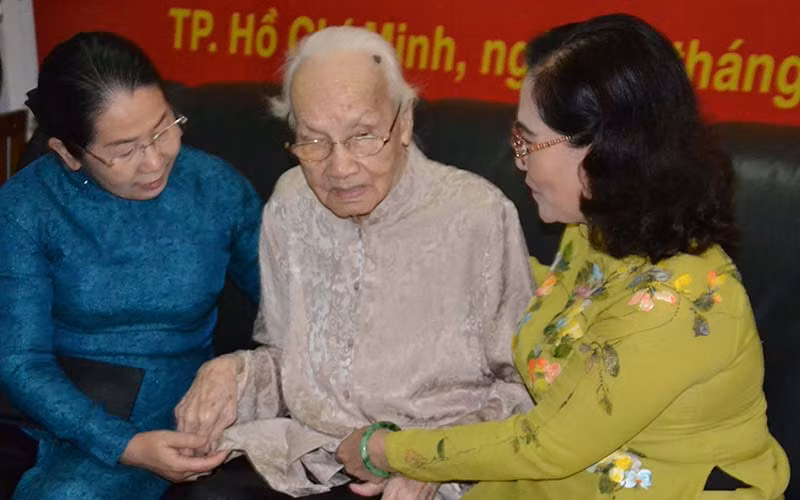 Đồng chí Ngô Thị Huệ nhận Huy hiệu 85 năm tuổi Đảng năm 2020. Ảnh: Mạnh Hảo