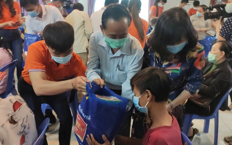 Trân trọng trao những phần quà Tết nặng tình nghĩa đến bà con. Ngân hàng Việt Nam tặng quà Tết cho người Campuchia gốc Việt tại Phnom Penh -0