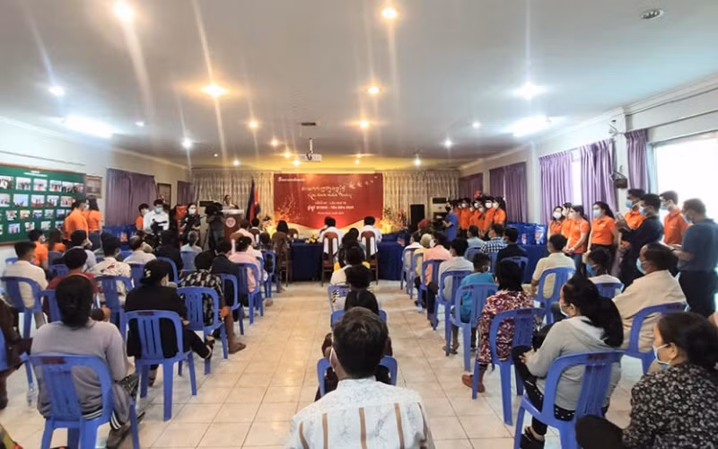 Ngân hàng Sacombank Cambodia tặng quà Tết cho bà con, sáng 22-1.