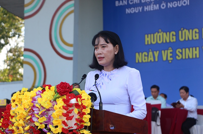 Phó Chủ tịch UBND tỉnh Hậu Giang Hồ Thu Ánh phát biểu tại buổi mít-tinh. Hậu Giang hưởng ứng ngày ASEAN phòng, chống sốt xuất huyết -0