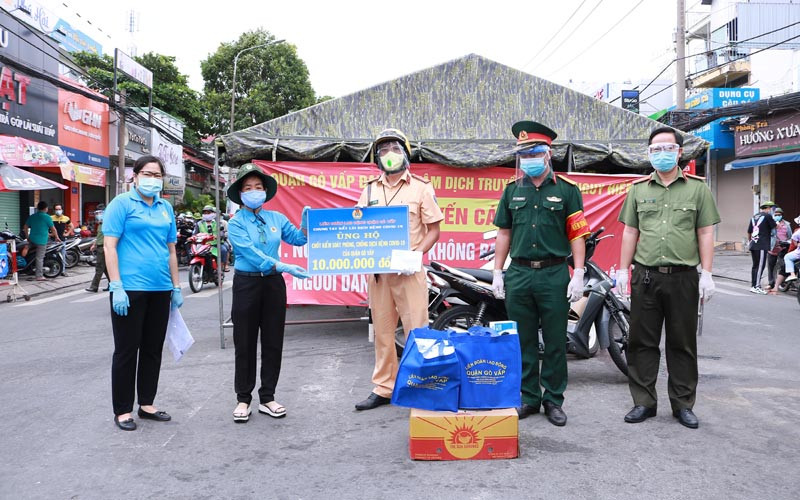 Tổ chức Công đoàn quận Gò Vấp thăm, động viên cán bộ, chiến sĩ lực lượng vũ trang quận làm nhiệm vụ trực các chốt kiểm soát phòng, chống dịch. San sẻ yêu thương ở “tâm dịch” Gò Vấp -0