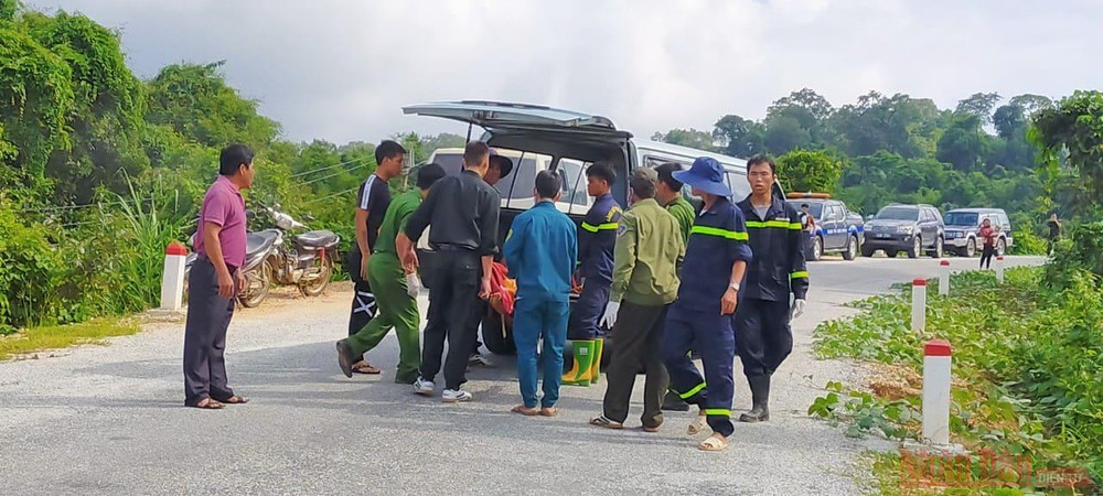Lực lượng cứu hộ nhanh chóng đưa người bị thương đi cấp cứu. tainankontum13-1594442453622.jpg