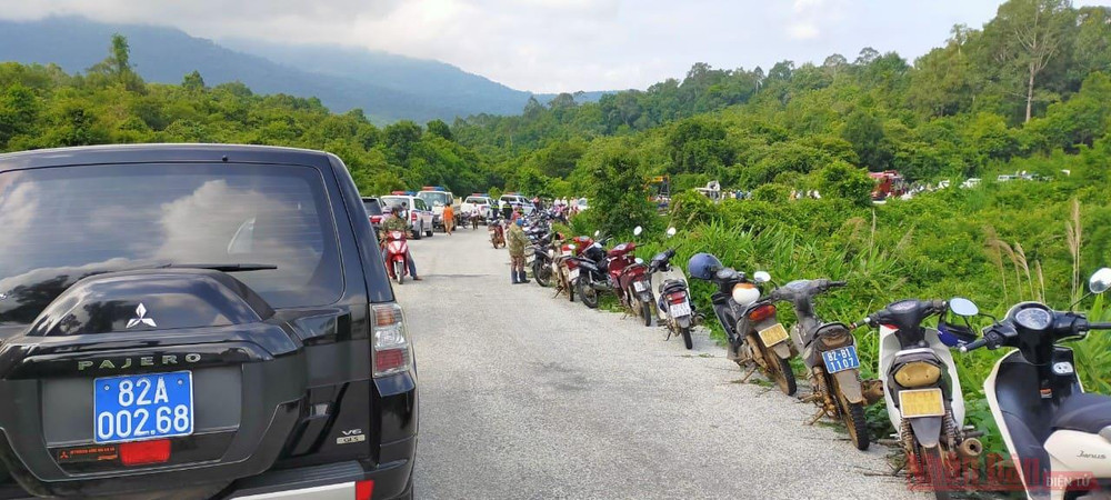Hàng trăm xe cứu thương, cứu hộ và xe cảnh sát được điều động đến hiện trường tham gia công tác cứu hộ. tainankontum12-1594441602128.jpg