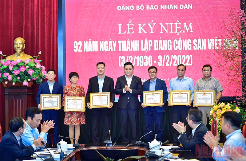 Báo Nhân Dân tổ chức mít-tinh kỷ niệm 92 năm Ngày thành lập Đảng -0
