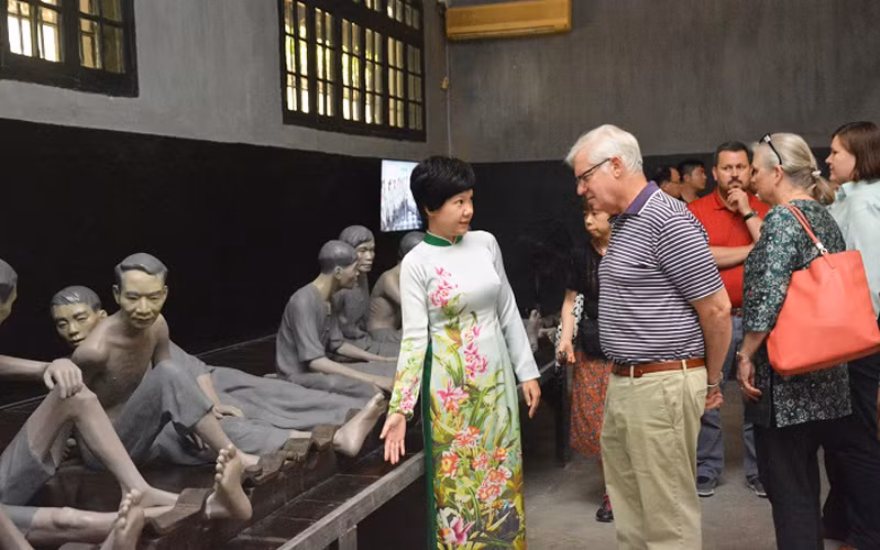 Du khách nước ngoài tham quan tại Nhà tù Hỏa Lò (Ảnh: hoalo.vn)