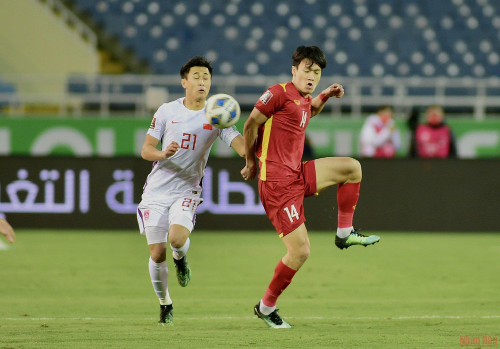 Hoàng Đức tranh bóng cùng trung vệ Dai Wai-Tsun. (Ảnh: TRẦN HẢI) (Hết hiệp 1) Việt Nam 2-0 Trung Quốc: Tiến Linh nhân đôi cách biệt -0