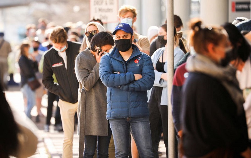 Người dân xếp hàng chờ tiêm ngừa Covid-19 ở Cape Town, Nam Phi, ngày 20/8/2021. (Ảnh: Reuters) Đông Nam Á xác nhận các ca đầu tiên nhiễm biến thể Omicron, Nam Phi bước vào làn sóng lây nhiễm thứ tư -0