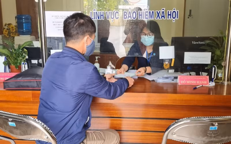 Người lao động nộp hồ sơ giải quyết chế độ tại cơ quan BHXH. (Ảnh: Trung Tâm)