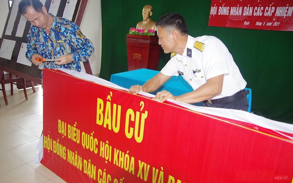 Công tác chuẩn bị cho ngày bầu cử ở Phan Vinh. (Ảnh: Vi Long) Bầu cử ở Trường Sa -4