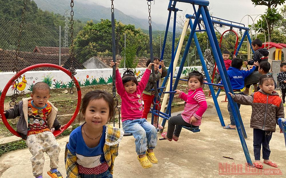 Hồn nhiên những em bé Mường Pồn. No ấm Mường Pồn -0
