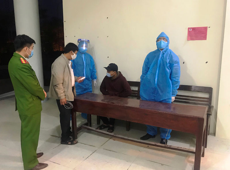 Cơ quan chức năng kiểm tra thân nhiệt, cưỡng chế cách ly y tế đối với một công dân ở xã Thiệu Khánh, TP Thanh Hóa. (Tin đề nghị ghép) Thanh Hóa khẩn trương điều tra, quản lý F1, F2 -0