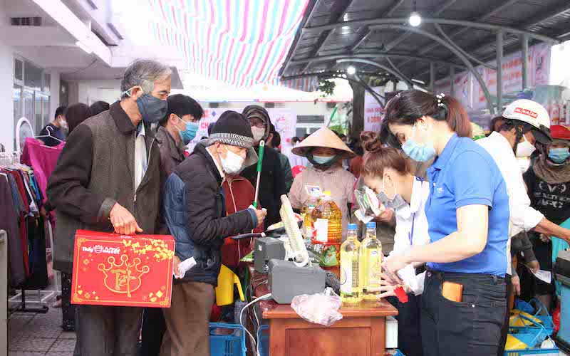 Phiên chợ tạo điều kiện cho nhiều người mua sắm hàng Tết. Ấm lòng Chợ Nhân đạo -0
