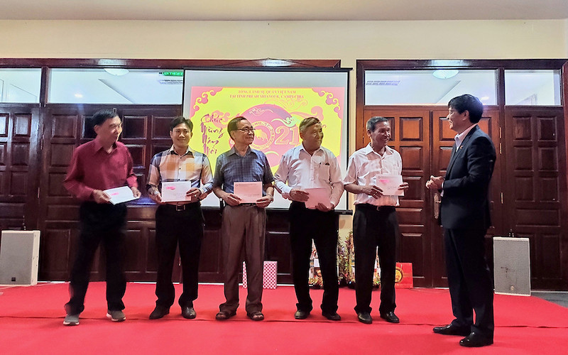 Thông qua Ban Chấp hành các tỉnh hội, Tổng Lãnh sự quán gửi quà Tết đến bà con gốc Việt. Tổng kết công tác năm 2020 của cộng đồng người gốc Việt các tỉnh tây nam Campuchia -0