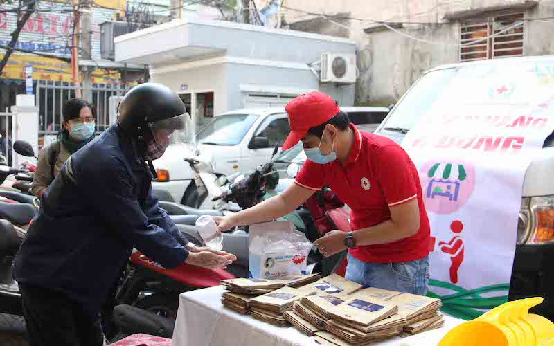 Rửa tay trước khi vào chợ. Ấm lòng Chợ Nhân đạo -0