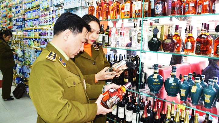 Lực lượng quản lý thị trường Lào Cai kiểm tra hàng hóa phục vụ dịp Tết Nguyên đán sắp tới. Dốc sức chống buôn lậu ở biên giới Lào Cai -0
