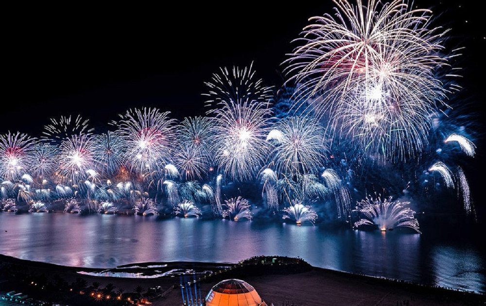 Mãn nhãn với màn pháo hoa phá 2 kỷ lục Guinness tại đảo Al Marjan, Ras al Khaimah, UAE, ngày 1/1/2022. (Ảnh: Getty Images) Thế giới chào năm mới 2022 trong bối cảnh thắt chặt quy định phòng, chống dịch Covid-19 -0