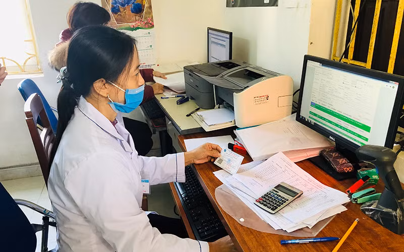 Cán bộ Trạm y tế xã Đức Long, huyện Nho Quan (Ninh Bình) triển khai cập nhật thông tin y tế của người dân vào phần mềm kết nối thông tin y tế cơ sở.
