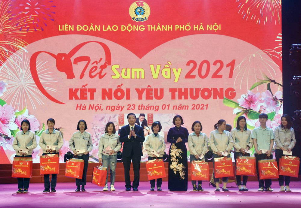 Chủ tịch UBND thành phố Chu Ngọc Anh và Phó Bí thư Thường trực Thành ủy Nguyễn Thị Tuyến trao quà Tết và vé xe cho công nhân viên chức lao động. Hà Nội tổ chức “ Tết sum vầy, kết nối yêu thương” -0