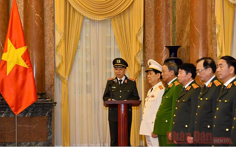 Tổng Bí thư, Chủ tịch nước Nguyễn Phú Trọng trao Quyết định thăng quân hàm Thượng tướng cho Thứ trưởng Công an -0