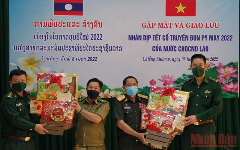 Lãnh đạo Bộ đội Biên phòng tỉnh Sơn La và đoàn công tác tặng quà cho Công an tỉnh và Bộ Chỉ huy Quân sự tỉnh Hủa Phăn nhân dịp tết cổ truyền Bun Py May.