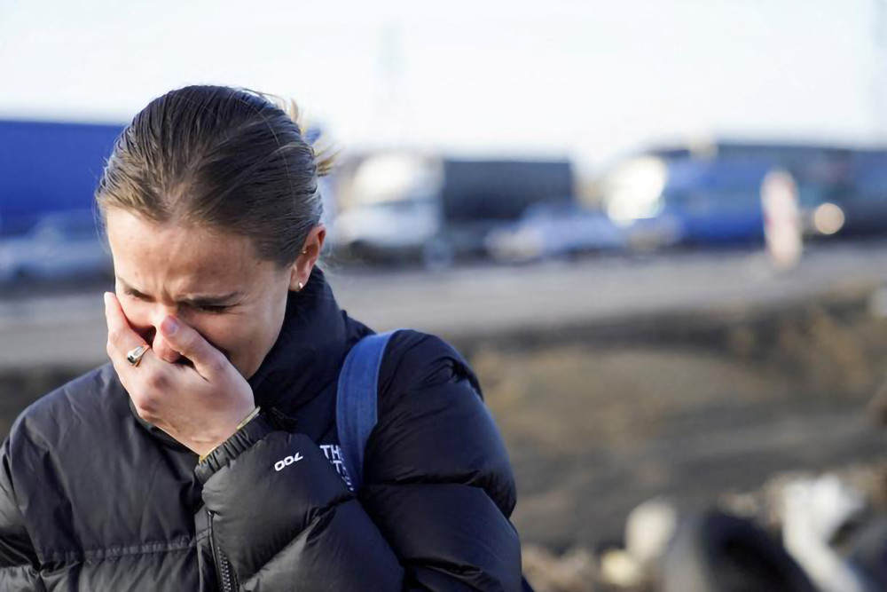 Một người Mỹ đã bật khóc sau khi rời khỏi lãnh thổ Ukraine để tới Medyka, Ba Lan. (Ảnh: Reuters) Bảy ngày chiến sự tại Ukraine -0