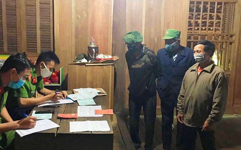 Công an xã Tam Văn, huyện Lang Chánh rà soát, tổ chức cho nhân dân khai báo y tế phòng, chống dịch Covid-19. Kỳ 1: Chủ trương đúng và trúng -0