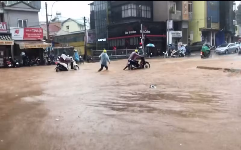 Nhiều nơi tại Đà Lạt ngập sâu sau trận mưa lớn -0