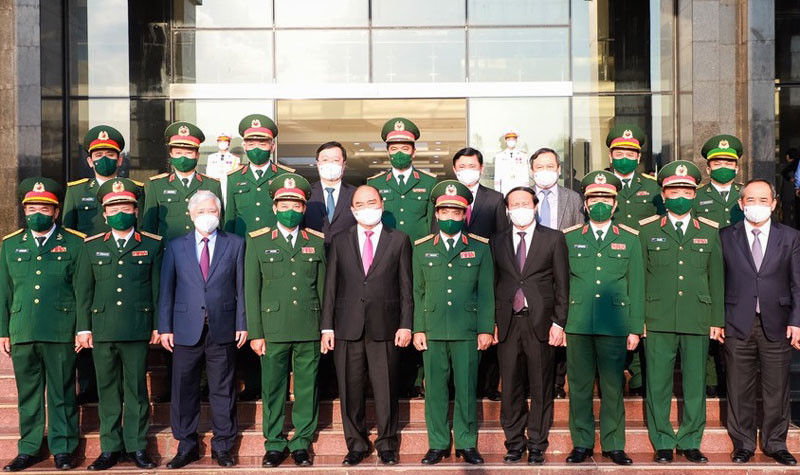 Chủ tịch nước Nguyễn Xuân Phúc cùng các đại biểu chụp ảnh lưu niệm với lãnh đạo Bộ Tư lệnh Quân khu 4. Nghệ An cần tận dụng lợi thế riêng, tạo nên kỳ tích sông Lam -0