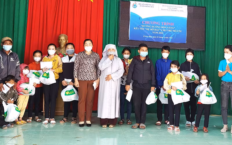 Hội Liên hiệp Phụ nữ huyện Krông Búk tổ chức chương trình kết nối “Mẹ đỡ đầu” cho trẻ mồ côi năm 2022.