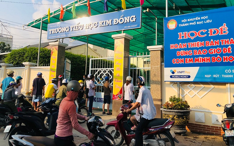 Học sinh trường Tiểu học Kim Đồng, TP Bạc Liêu ngày đầu trở lại học trực tiếp. Ảnh chụp trưa 18/4. (Ảnh Trọng Duy).