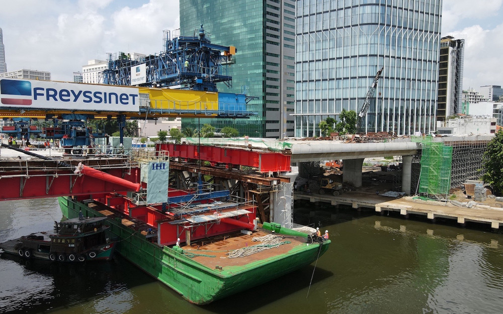 Phần dầm thép AS16, công trình cầu Thủ Thiêm 2 chuẩn bị lao phóng.