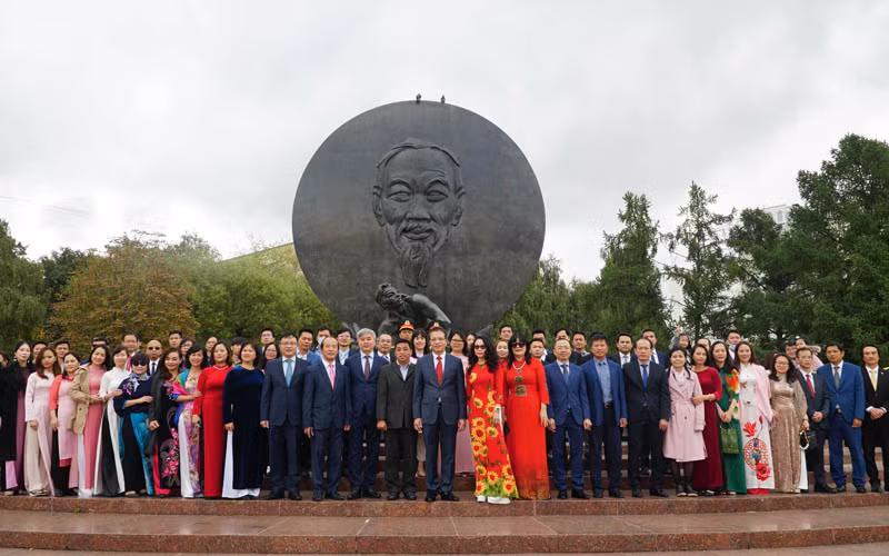 Đại sứ Đặng Minh Khôi cùng cán bộ nhân viên ĐSQ và đại diện cộng đồng Việt Nam tại LB Nga đặt hoa bên Tượng đài Bác ở thủ đô Moskva sáng 2/9/2021. Ảnh: QUẾ ANH