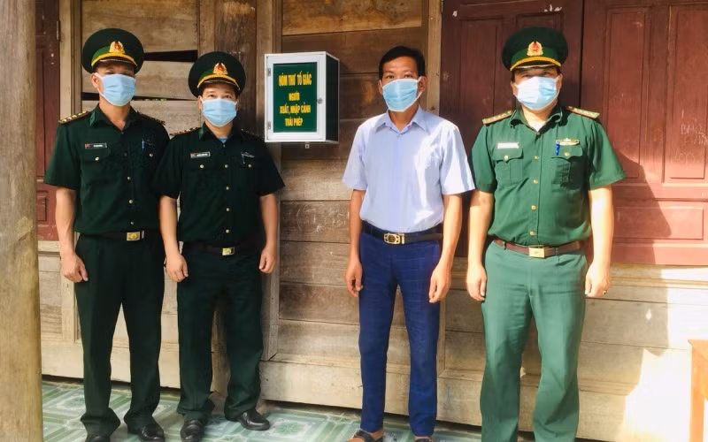 BĐBP phối hợp chính quyền địa phương gắn hòm thư tố giác người xuất nhập cảnh trái phép.