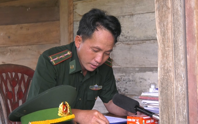 Cán bộ Biên phòng tuyên truyền phòng, chống dịch bằng tiếng địa phương trên hệ thống loa truyền thanh. Đa dạng công tác phòng, chống Covid-19 trên tuyến biên giới -0