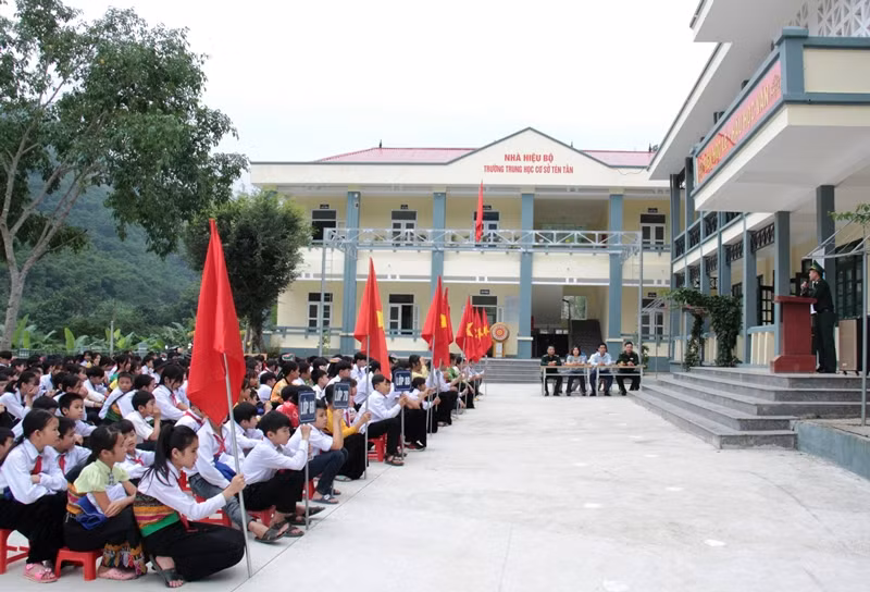 Tiết học ngoại khóa của học sinh bậc THCS ở Mường Lát. 