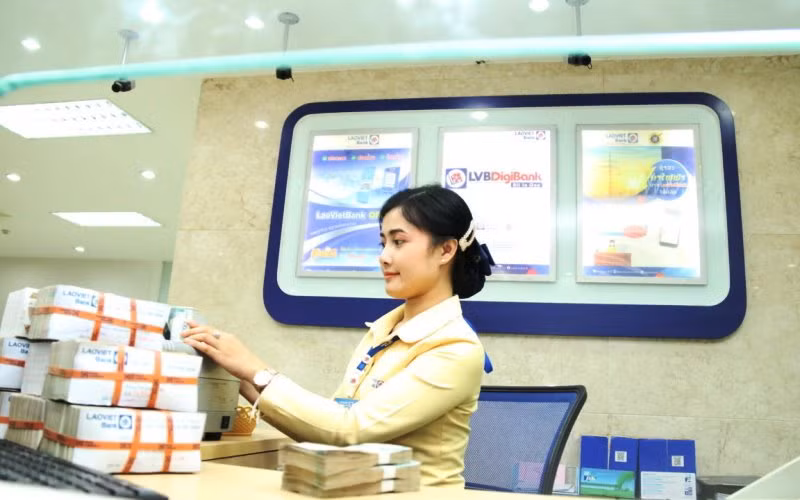 Nhu cầu tiền mặt đang tăng cao tại Lào. Trong ảnh: Kiểm đếm tiền mặt trước khi đưa ra lưu thông trên thị trường tại các ngân hàng ở Lào.