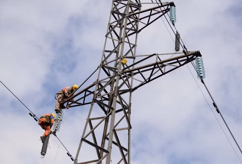 Công nhân ngành điện thực hiện thay sứ, lắp dây chống sét, khắc phục khiếm khuyết đường dây 110kV Bình Vàng – Bắc Quang.