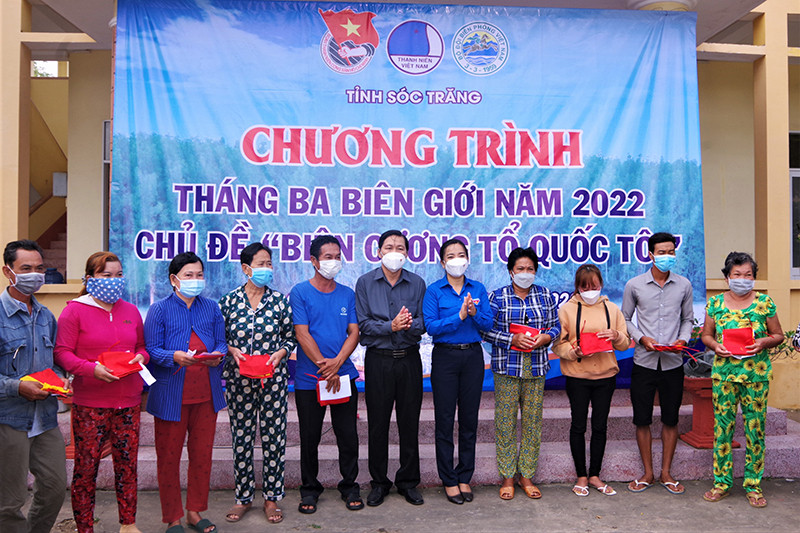 Lãnh đạo Ban Dân vận Tỉnh ủy Sóc Trăng và Tỉnh đoàn Sóc Trăng tặng cờ Tổ quốc và tặng quà cho các ngư dân có hoàn cảnh khó khăn. Sôi nổi các hoạt động “Tháng ba Biên giới” năm 2022 -0