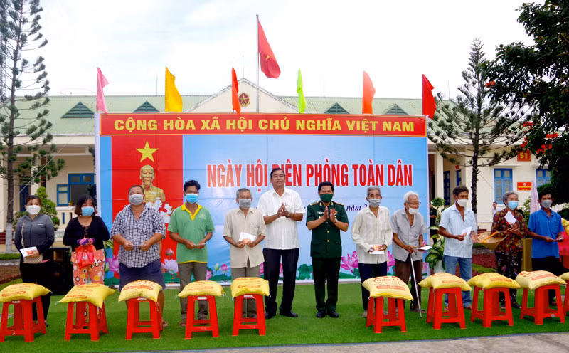 Bộ đội biên phòng tỉnh và Huyện ủy Trần Đề tặng quà cho các hộ gia đình có hoàn cảnh đặc biệt khó khăn ở khu vực biên giới biển huyện Trần Đề.