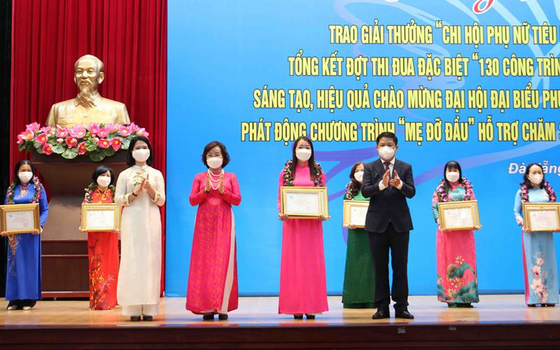 Khen thưởng Chi hội đạt Giải thưởng "Chi hội Phụ nữ tiêu biểu”. Hơn 3,6 tỷ đồng đỡ đầu 121 trẻ mồ côi -0