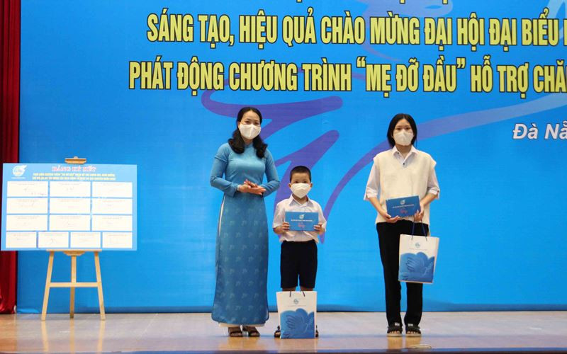 Tặng quà cho hai trẻ được nhận đỡ đầu. Hơn 3,6 tỷ đồng đỡ đầu 121 trẻ mồ côi -0