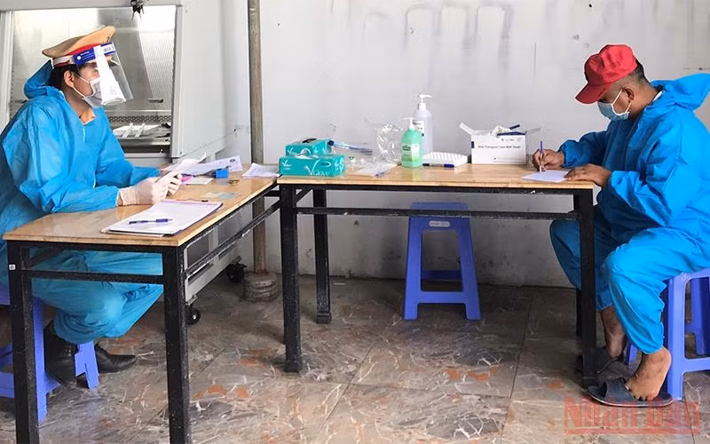 Nguyễn Văn Chiệu (bên phải) khai nhận hành vi vi phạm.