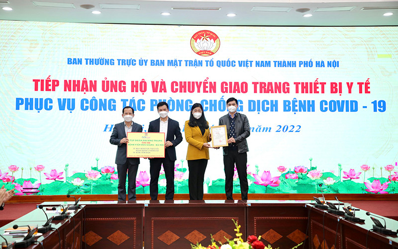 Đại diện Mặt trận tổ quốc thành phố tiếp nhận hỗ trợ từ các doanh nghiệp. Hà Nội tiếp nhận nhiều trang, thiết bị ủng hộ công tác phòng, chống dịch -0