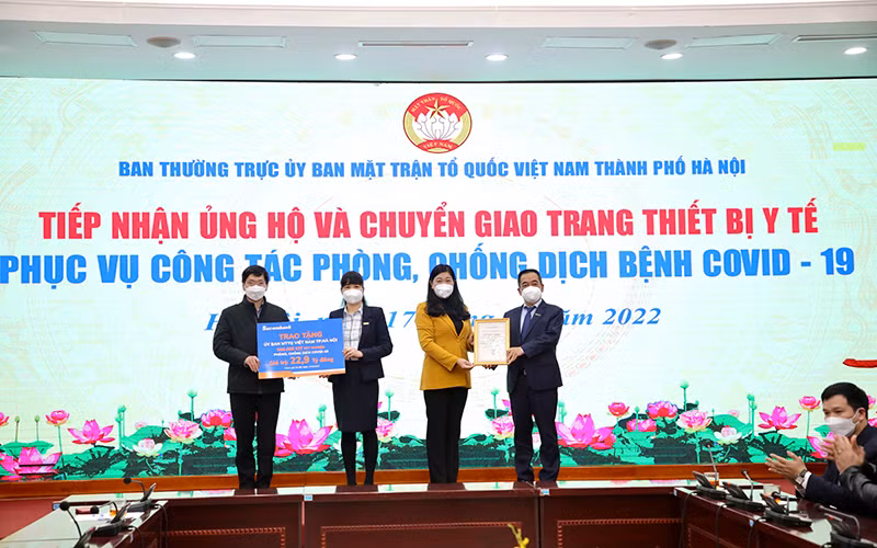 Đại diện Mặt trận tổ quốc thành phố tiếp nhận hỗ trợ từ các doanh nghiệp