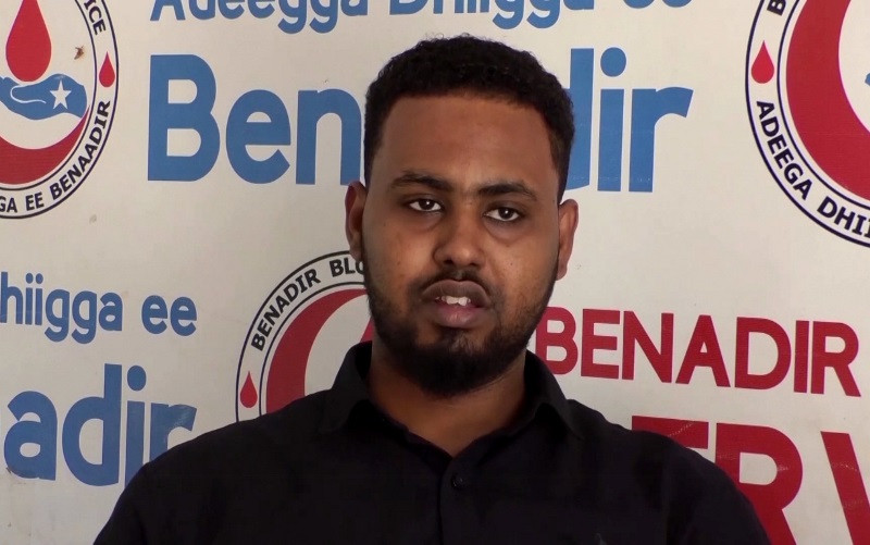 Tiến sĩ Ahmed Abdikadir Mohamed trả lời phỏng vấn. (Ảnh chụp màn hình từ video của REUTERS) Câu chuyện về ngân hàng máu công cộng duy nhất ở Somali -0